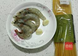 蒜香鲜虾意大利面的做法图解1