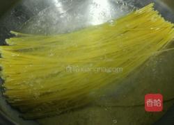 蒜香鲜虾意大利面的做法图解2