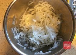 白萝卜蛋卷的做法图解1
