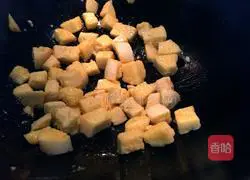 Illustration of how to make fried steamed buns with eggs 5