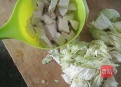 包菜炖豆腐的做法图解1
