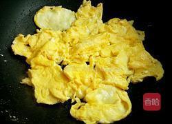 大酱炒鸡蛋的做法图解3