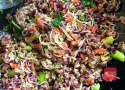 可爱黑白米炒饭的做法图解6