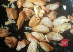 萝卜烧肥肠的做法图解3