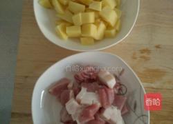 红烧肉炖土豆的做法图解1