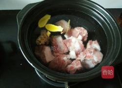 番茄莲藕排骨汤的做法图解2