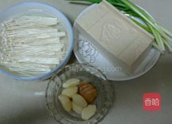 金针菇烧老豆腐的做法图解1