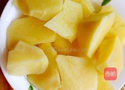 鸡爪炖土豆的做法图解2