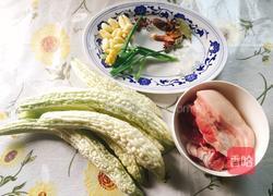苦瓜红烧肉的做法图解1
