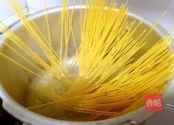 白蛤蒜仔意大利面的做法图解1