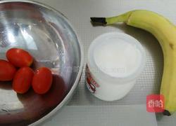 圣女果香蕉炒酸奶的做法图解1