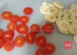 圣女果香蕉炒酸奶的做法图解2