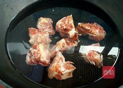 西红柿玉米煲猪骨的做法图解1