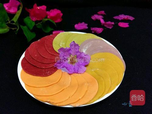 蔬菜饺子皮备用（可以买现成的，只是颜色没有这么鲜艳）