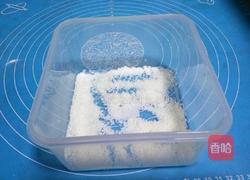 椰丝牛奶小方的做法图解2