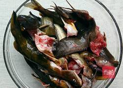 川香辣酱烧黄辣丁的做法图解1