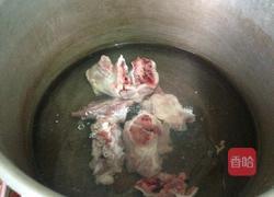 土茯苓骨头汤的做法图解1