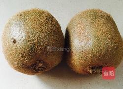 猕猴桃汁的做法图解1