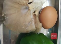 青椒蘑菇鸡蛋馅饼的做法图解2