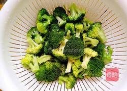 西兰花炒火腿的做法图解1