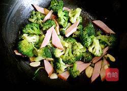 西兰花炒火腿的做法图解6