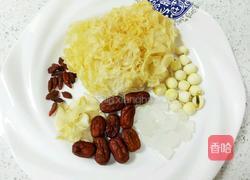 雪耳莲子羹的做法图解1