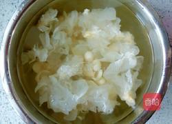 雪耳莲子羹的做法图解3