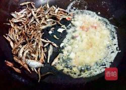 炒小鱼干的做法图解4