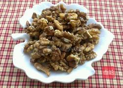 椒盐核桃仁的做法图解1
