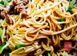 Illustration of how to make beef fried rice noodles 9