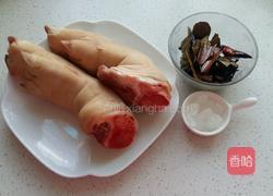 冰糖炖猪蹄的做法图解1