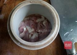 青橄榄炖猪粉肠的做法图解2