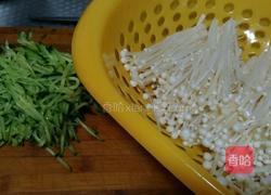 黄瓜金针菇的做法图解1