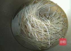 黄豆芽炒粉条的做法图解1