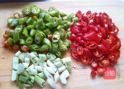 香肠炒辣椒的做法图解2