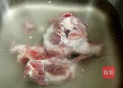 筒子骨炖木槿花的做法图解2