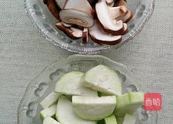 丝瓜紫菜香菇蛋汤的做法图解1