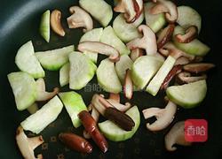 丝瓜紫菜香菇蛋汤的做法图解4