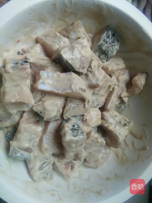 放淀粉抓好，淀粉一定要稠，便于成型。
