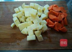 胡萝卜土豆炖肉的做法图解1