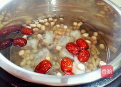 红枣花生猪蹄汤的做法图解7