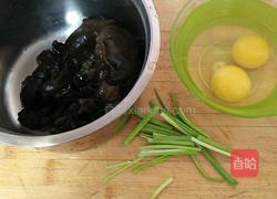 木耳炒鸡蛋的做法图解1