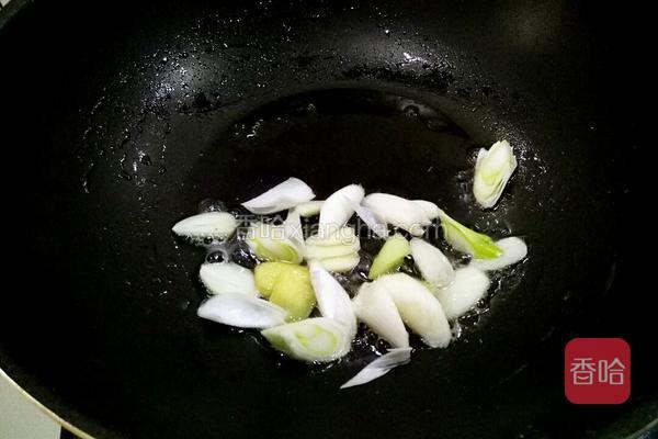 下葱姜蒜爆香.