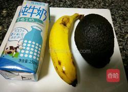 香蕉牛油果奶昔的做法图解1