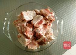 酸菜大骨头汤的做法图解1