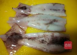 姜葱爆鱿鱼筒的做法图解1