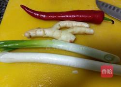 姜葱爆鱿鱼筒的做法图解2
