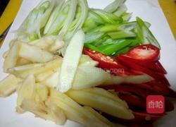 姜葱爆鱿鱼筒的做法图解3