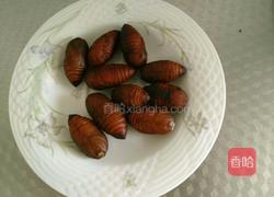 盐水煮蚕蛹的做法图解2