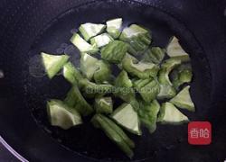 苦瓜焖排骨的做法图解1